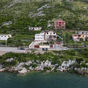 Pensión Lakefront House, Široka